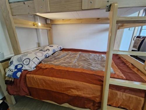 a bedroom with a bunk bed in a cabin at Centro Historico Lima - Apartamento in Lima