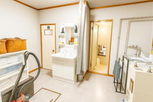 a bathroom with a sink and a mirror at Noa ペットOKの一軒家貸切 in Shiraoi