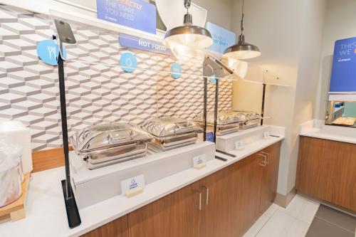 Kuchyň nebo kuchyňský kout v ubytování Holiday Inn Express & Suites - Marion by IHG