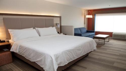 Postel nebo postele na pokoji v ubytování Holiday Inn Express & Suites - Marion by IHG