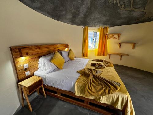 1 dormitorio con 1 cama grande y cortinas amarillas en EcoFunco, en Portela