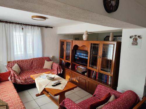 a living room with a couch and a table at Jennys Vintage Studio - Motorcycle Friendly in Drama