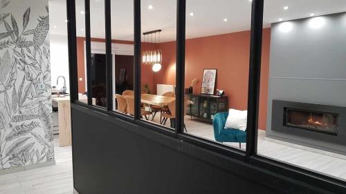 Χώρος καθιστικού στο House with Outdoor Jacuzzi