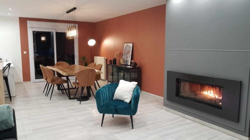 Χώρος καθιστικού στο House with Outdoor Jacuzzi