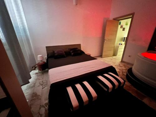 ein Schlafzimmer mit einem Bett in einem Zimmer in der Unterkunft Adua Luxury Apartment in Città Nuova