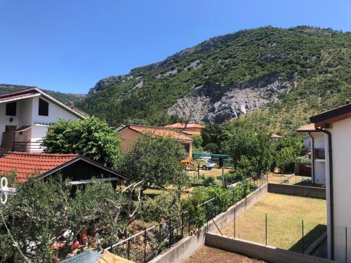 una vista di un villaggio con una montagna sullo sfondo di Valentinas retreat a San Dorligo della Valle