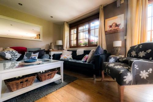 a living room with a couch and a table at Apartamento Reina de la Paz en San Sebastián de Garabandal in RIonansa