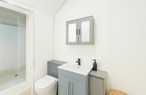 Koupelna v ubytování Quiet & Modern 3-Bed Home Near Beach & Marina