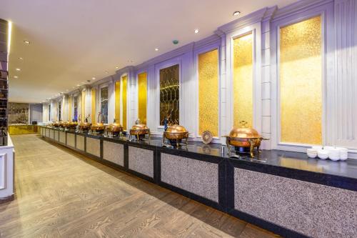 Una fila de cuencos de Buda en exhibición en un edificio. en Okas Grand Luxury Collection Hotel Near Crowne Plaza New Delhi Okhla By IHG, en Nueva Delhi