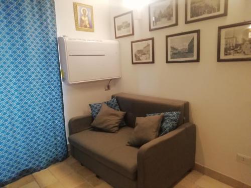 a living room with a couch and a air conditioner at Le Antiche Travi in Bari