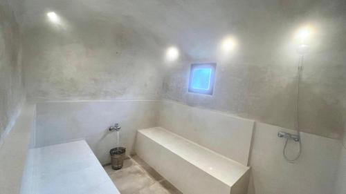 ein weißes Badezimmer mit Badewanne und Fenster in der Unterkunft Villa Romantique à Marrakech Avec Piscine Privée & Jardin in Marrakesch