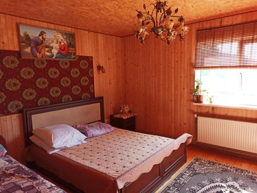 Ένα ή περισσότερα κρεβάτια σε δωμάτιο στο Котедж У потічка