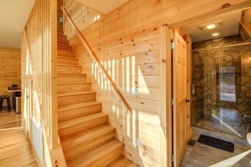 Fotografie z fotogalerie ubytování Steps to State Park! A-Frame Cabin in Piney Creek v destinaci Piney Creek