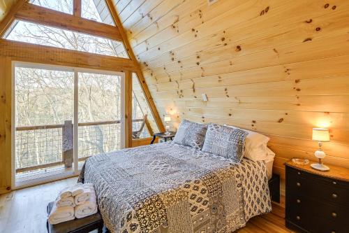 Postel nebo postele na pokoji v ubytování Steps to State Park! A-Frame Cabin in Piney Creek
