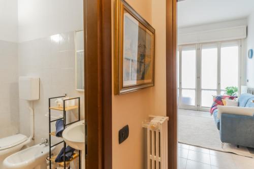 塞雷尼奥La Villa Strangiato的浴室里有洗手池和镜子