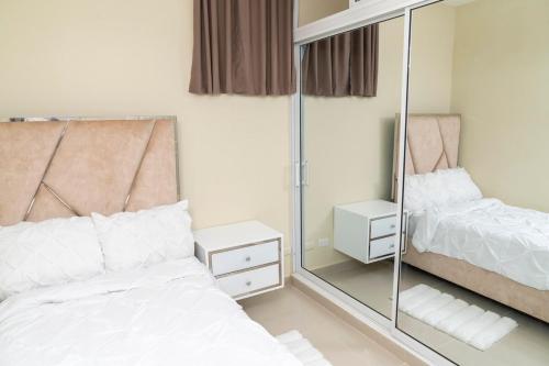 una camera con specchio e letto di La Isla Royal - Raya Cosmica a Miches