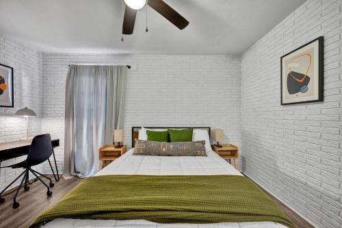 Un dormitorio con una cama grande y un escritorio. en Tranquil Retreat in Stillwater - Free Parking & Reliable WiFi, en Stillwater