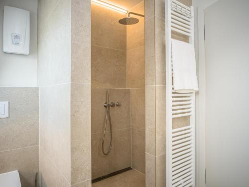 Gardenholm im Süden von Westerland في فيسترلاند: دش مع باب زجاجي في الحمام