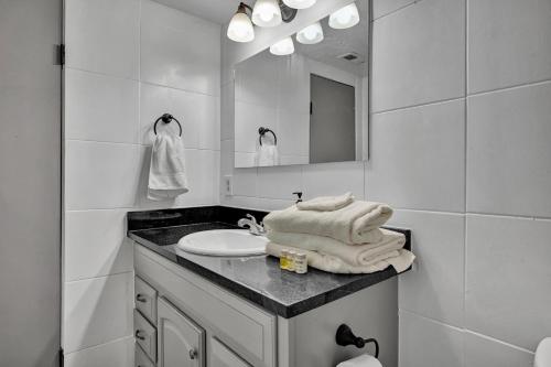 Un baño blanco con lavabo y espejo. en Tranquil Retreat in Stillwater - Free Parking & Reliable WiFi, en Stillwater