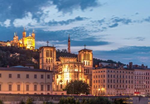 ein großes Gebäude mit nachts eingeschaltetem Licht in einer Stadt in der Unterkunft Duleing House in Sain-Bel