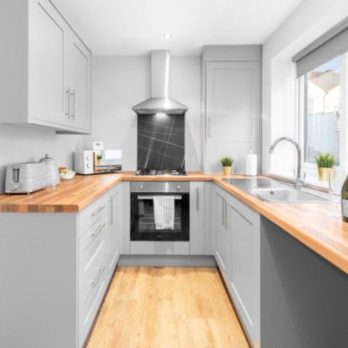 Η κουζίνα ή μικρή κουζίνα στο Two Bed Apartment - Two Parking Spaces - Stourbridge 1bSt