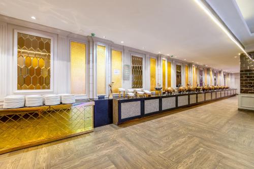 un restaurante con una fila de lavabos y espejos en Okas Grand Luxury Collection Hotel Near Crowne Plaza New Delhi Okhla By IHG, en Nueva Delhi