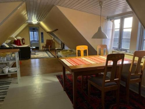 ein Esszimmer und ein Wohnzimmer mit Tisch und Stühlen in der Unterkunft Eternellgården, Stenshuvudsvägen , Kivik in Kivik