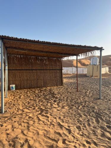 un bâtiment situé au milieu du désert dans l'établissement عزبة ابو حمزة, à Al Raka