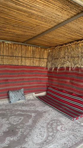 Postel nebo postele na pokoji v ubytování عزبة ابو حمزة