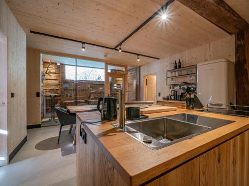 uma cozinha com um lavatório de aço inoxidável e um balcão em Raneburg 4 Futterhaus em Berg