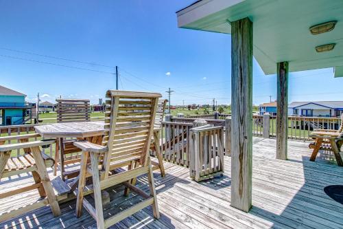une terrasse en bois avec une table et des chaises dessus dans l'établissement Beachy Gem, à Crystal Beach