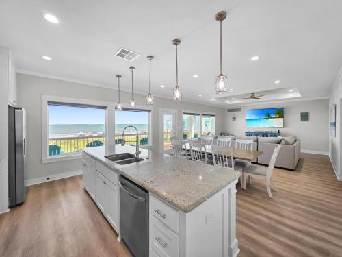 - une cuisine et une salle à manger avec vue sur l'océan dans l'établissement Blue Anchor, à Bolivar Peninsula