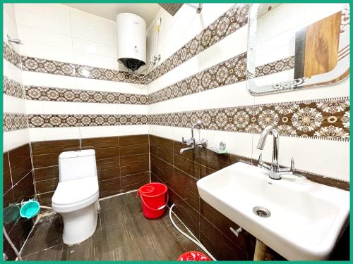 Ένα μπάνιο στο Hotel Upajivan RudraInn Near vishwanath temple # Free wifi # Lift - Best Premium Hotel