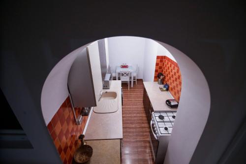 einen Blick über eine Küche mit einem Torbogen in der Unterkunft Cozy central apartament in Craiova