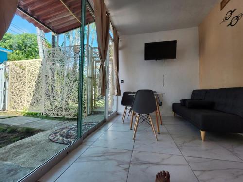 a living room with a couch and a tv at Casa Elbatros in Manzanillo