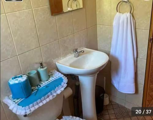 Un baño con lavabo blanco y inodoro. en Refugio Vilches, en Vilches