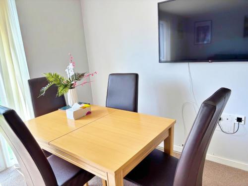 TV a/nebo společenská místnost v ubytování Newbuild - 3 bedrooms, 2 baths,5 mins from airport