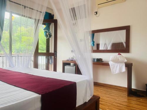 une chambre avec un lit et une grande fenêtre dans l'établissement Ella EDAN Homestay, à Ella