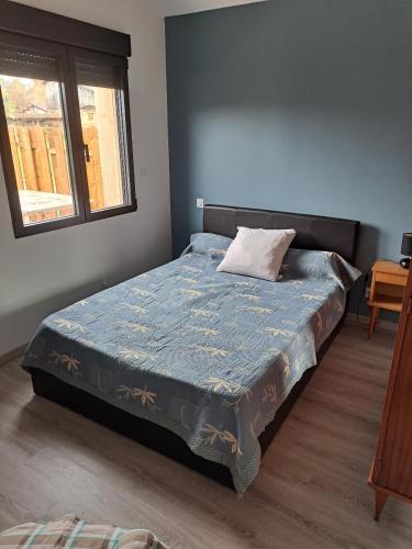 Maison style chalet في ساليس: غرفة نوم بها سرير وعليه وسادة