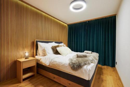 Postel nebo postele na pokoji v ubytování Hrad Michalovce luxury