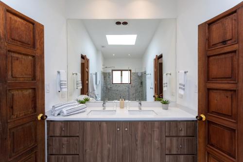 Vannituba majutusasutuses FINCA TUTASUA Lake View Luxury House