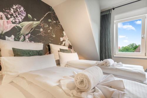two white beds in a room with a window at XZLLENZ Modern S-Bahn Smart-TV Küche Parken Wellbeing 