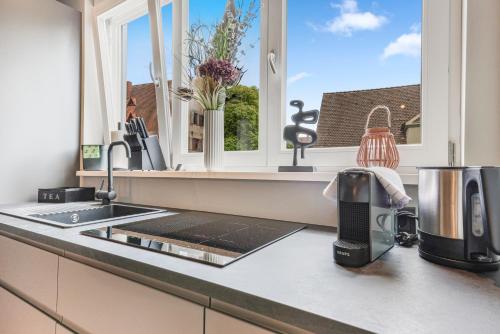 a kitchen counter with a sink and a window at XZLLENZ Modern S-Bahn Smart-TV Küche Parken Wellbeing 