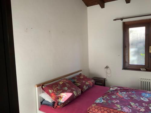 En eller flere senge i et værelse på Rustico Villa Antonia with seaview and pool