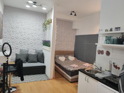 a small room with a couch and a sink at Isi beauty in Jagodina