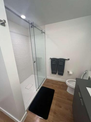 ein Badezimmer mit Glasdusche und Toilette in der Unterkunft Lavender-modern 2 bed apartment with water view in San Diego