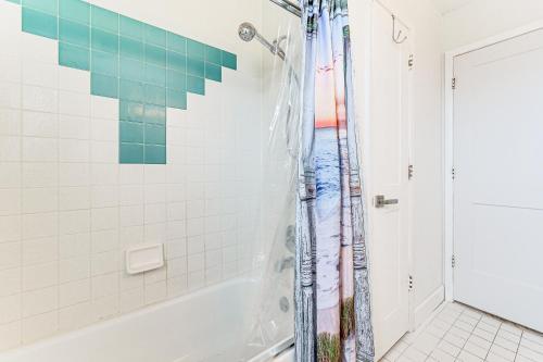 Koupelna v ubytování Canal-Front Home with Boat Dock and Lanai in Hudson