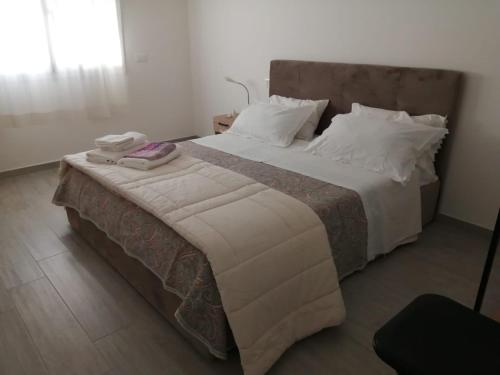 ein Schlafzimmer mit einem großen Bett mit zwei Handtüchern darauf in der Unterkunft Suite Petit in Vairano Scalo