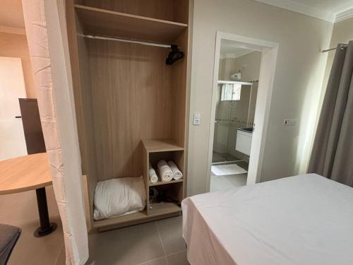 伊瓜苏Ravello Residencial - Próximo ao Paraguai e Centro de Foz do Iguaçu的一间卧室配有衣柜、一张床和镜子