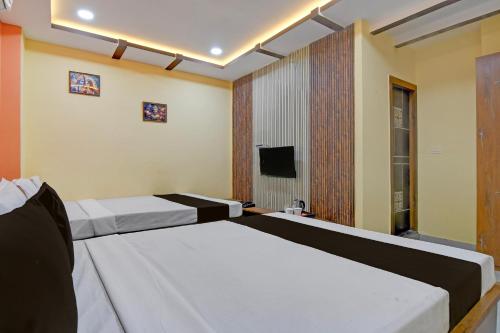 TV a/nebo společenská místnost v ubytování Collection O Asian Highway Near Agrasen Hospital Siliguri Formerly Ashiyana Homestay